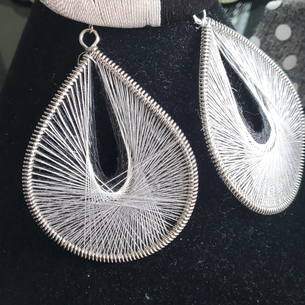 Earrings and bracelet set - Picture 3 of 7